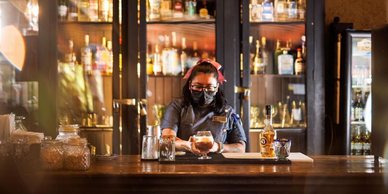 Real De Minas Сан-Міґель-де-Альєнде Екстер'єр фото A bartender at work